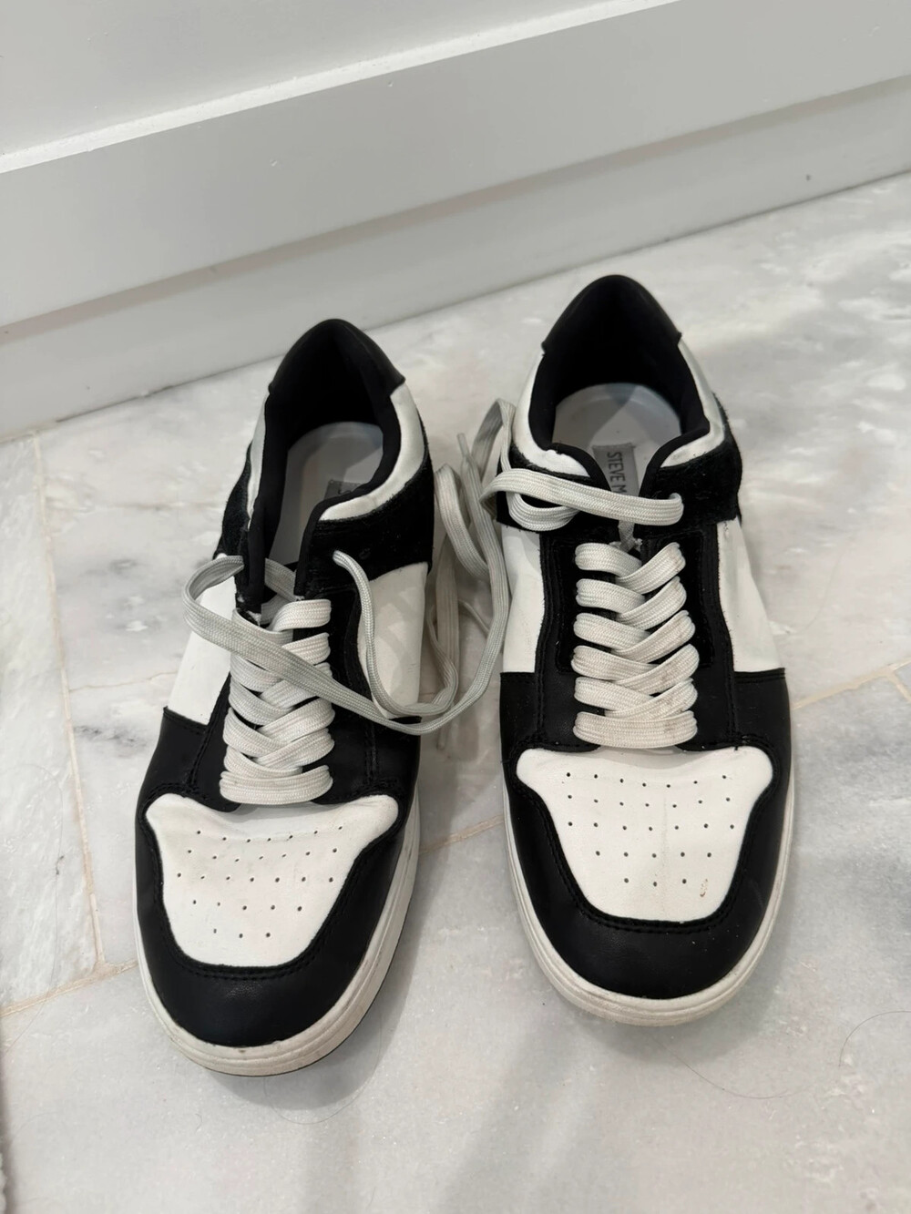 Steve Madden low rise black and white tennis shoes sneakers 8.5